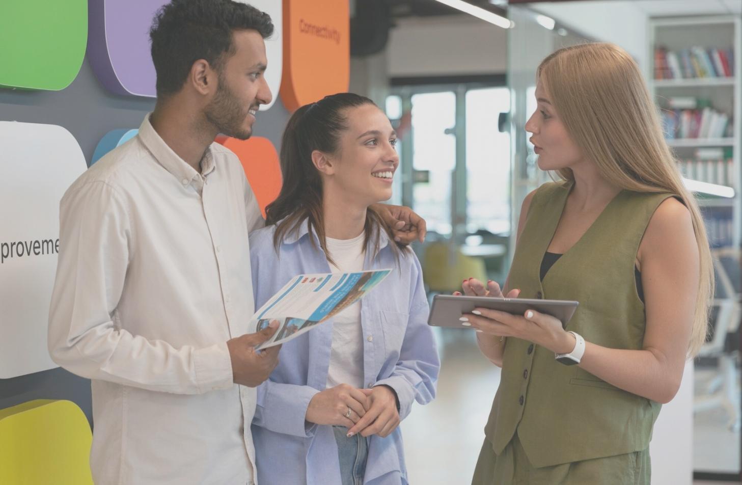 Session de formation en petit groupe avec échanges interactifs autour d'une table