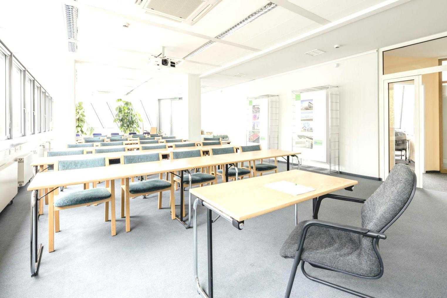 Bureau d'analyse financière avec documents et graphiques